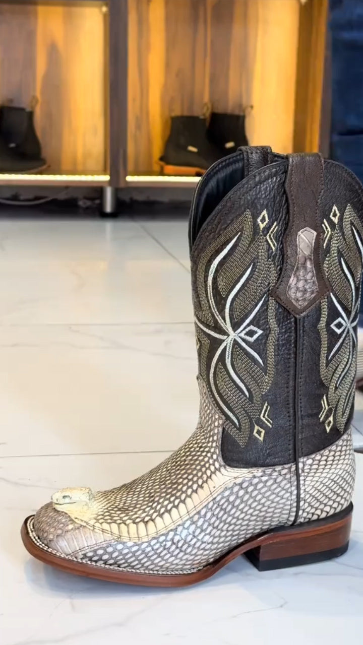 Bota en cabeza de cobra