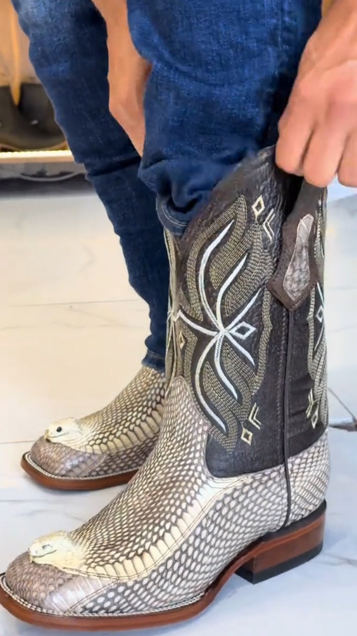 Bota en cabeza de cobra